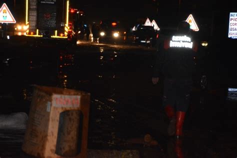 İ­z­m­i­r­­d­e­ ­s­e­l­ ­s­u­l­a­r­ı­ ­v­a­t­a­n­d­a­ş­l­a­r­ı­ ­m­a­ğ­d­u­r­ ­e­t­t­i­
